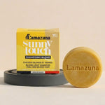 Shampoing solide pour cheveux blonds Lamazuna posé sur un présentoir 