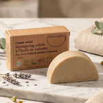 Shampoing solide cheveux gras Comme avant à l'huile de sésame, barre beige sur marbre blanc