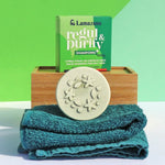 Shampoing solide cheveux gras regul & purify de Lamazuna posé sur une serviette de bain