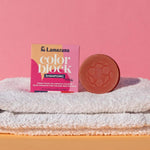 Shampoing solide color block pour cheveux colorés de Lamazuna posé une serviette 