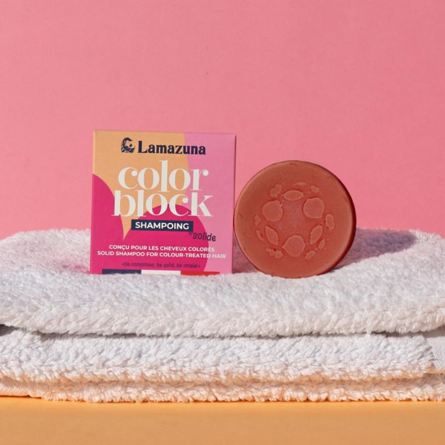 Shampoing solide color block pour cheveux colorés de Lamazuna posé une serviette 