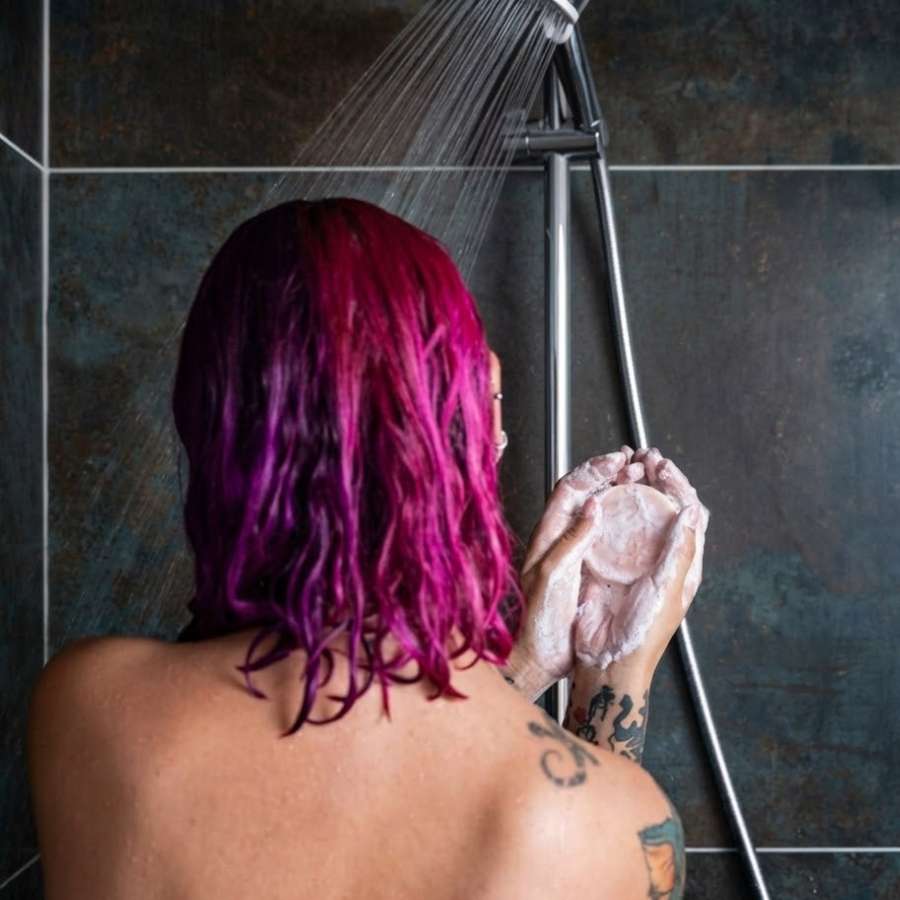 Utilisation du Shampoing Color Block pour les cheveux colorés de Lamazuna par une femme sur ses cheveux 
