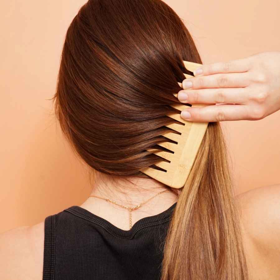 Après Utilisation du Shampoing Solide Kératine Repair de Lamazuna sur une femme avec des cheveux brillants et en bonne santé 