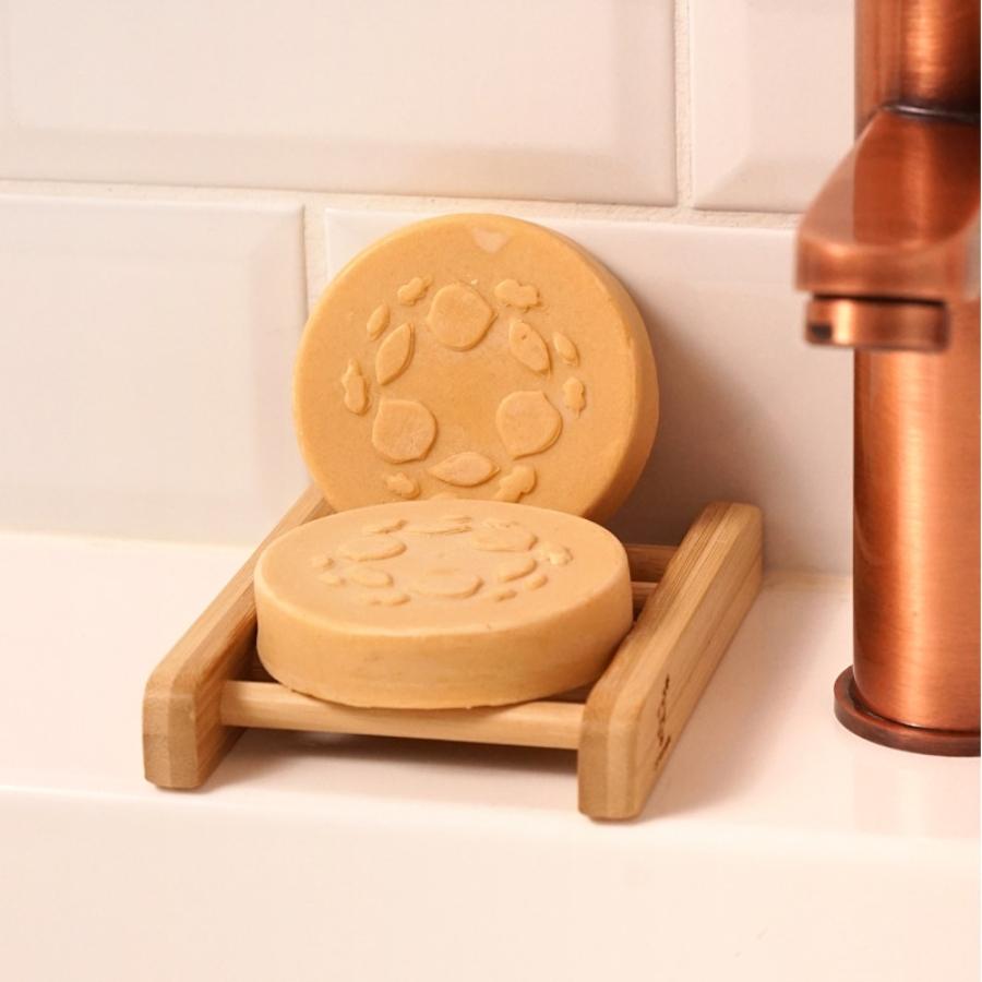 Deux shampoings solides Kératine Repair de Lamazuna posés sur un support en bois