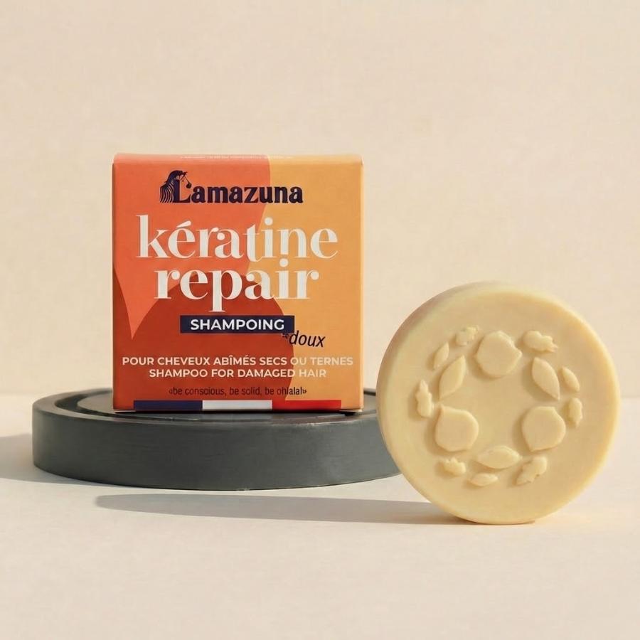 Shampoing solide Kératine Repair pour les cheveux abîmés,secs ou ternes de Lamazuna posé devant son emballage 