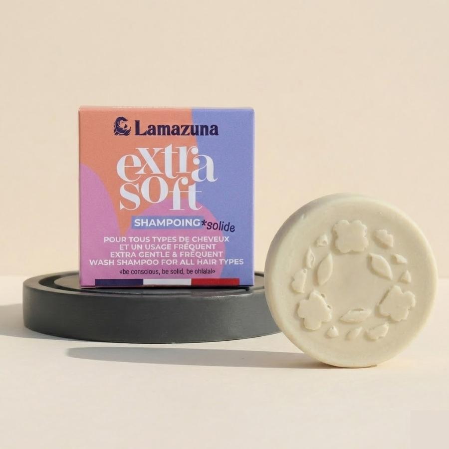 Shampoing solide Extra Soft pour tous les types de cheveux de Lamazuna posé devant son emballage 