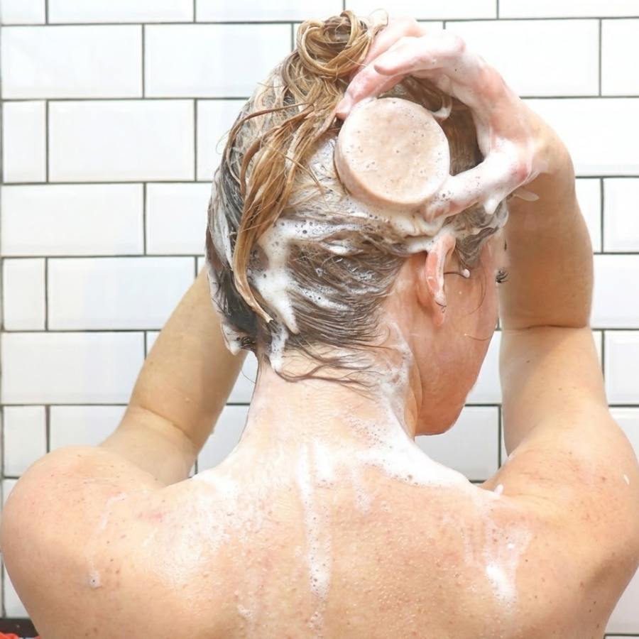 Utilisation du Shampoing Solide Nutri Glow de Lamazuna par une femme sur ses cheveux 