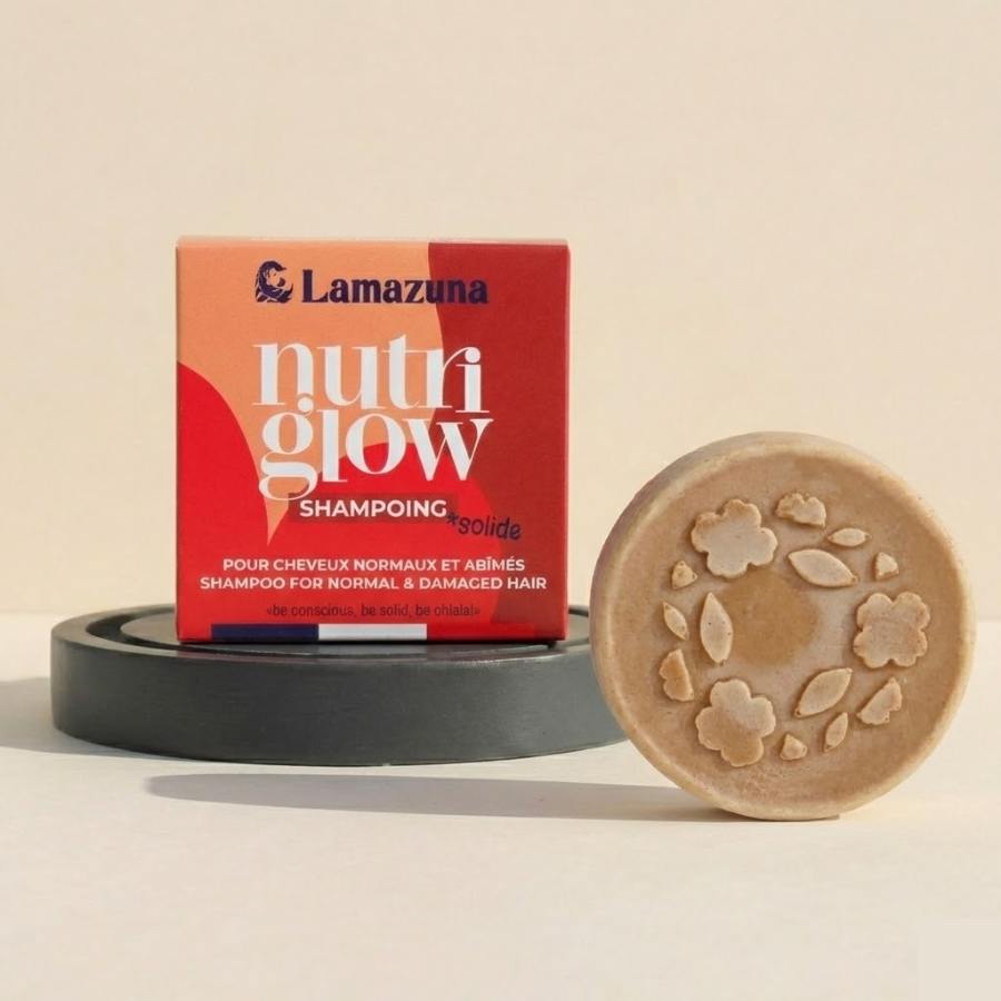 Shampoing Solide Nutri Glow pour les cheveux normaux et abîmés de Lamazuna posé devant son emballage 