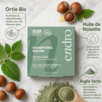 Shampoing solide Ortie Huile de Noisette Endro avec ingrédients naturels sur marbre blanc