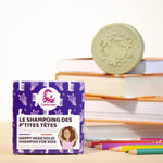 Shampoing solide p'tites têtes aux huiles essentielles bio aux propriétés antiparasitaires de Lamazuna posé derrière son emballage 