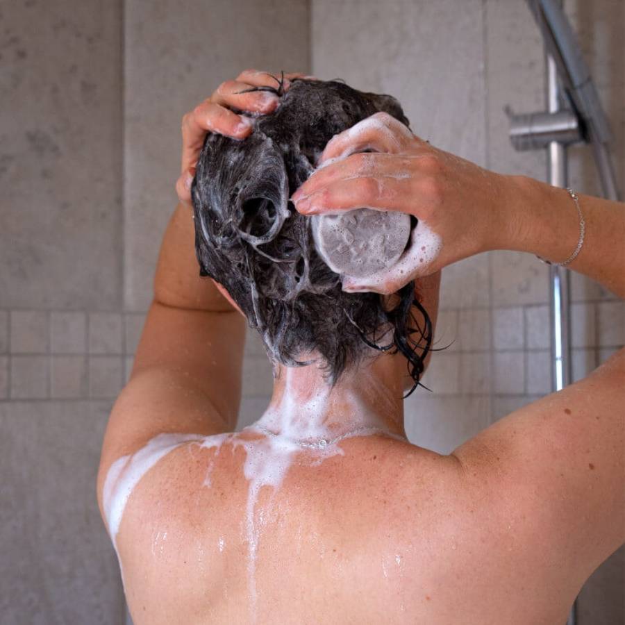 Utilisation du shampoing Sensi'smooth de Lamazuna par une femme sur ses cheveux 