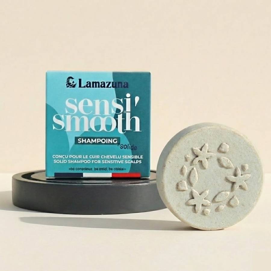Shampoing Solide Sensi'smooth de Lamazuna posé devant son emballage 