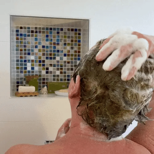 Vidéo d'utilisation sous la douche d'Un Shampoing Solide Cheveux bouclés à l'huile de Brocolis Comme Avant