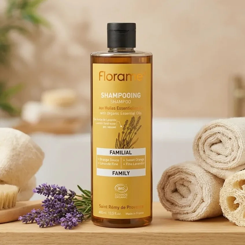Shampooing Florame Bio 400ml sur étagère salle de bain avec lavande et accessoires naturels