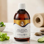 Bouteille Catalyons Silicium 500ml pour la santé des os et articulations sur marbre blanc