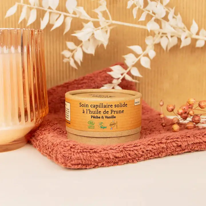 Un soin capillaire solide à l'huile de prune, parfum pêche et vanille, de Comme Avant