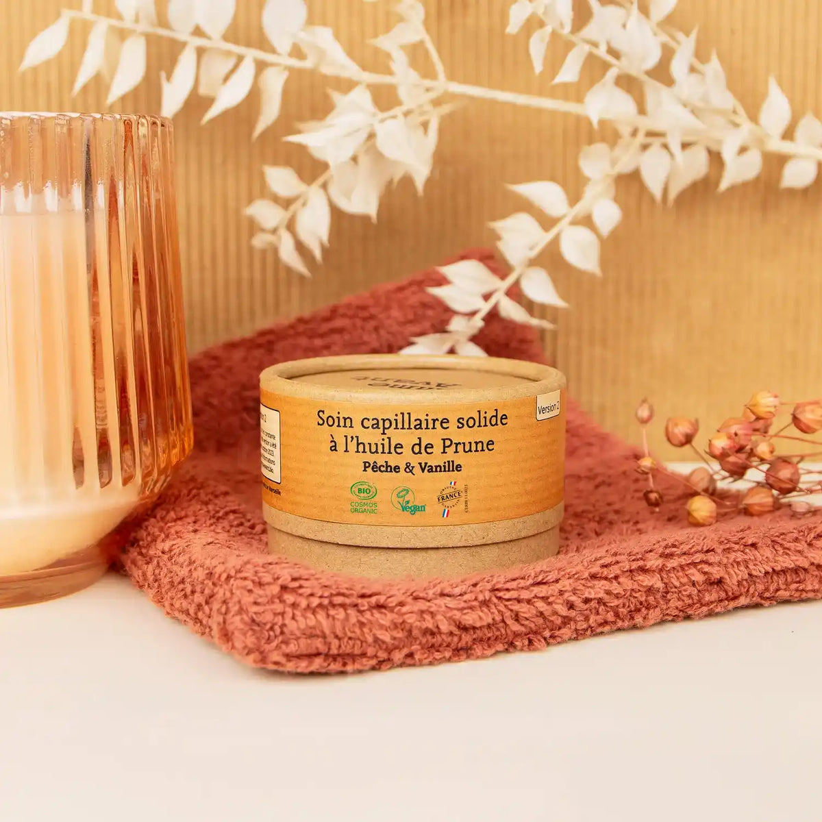 Photo d'ambiance d'un soin capillaire solide à l’huile de Prune de la marque Comme Avant