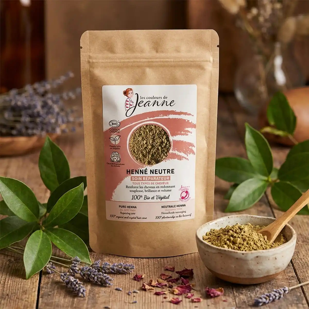 Henné neutre réparateur bio Couleurs de Jeanne 100g sur surface bois avec fleurs séchées
