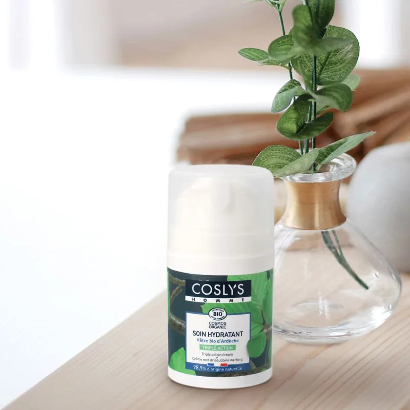 Un Soin Hydratant Triple Action certifié Bio Coslys posé sur une table