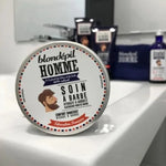 Un soin hydratant Visage & Barbe de la marque Blondépil Homme posé sur un meuble vasque de salle de bain