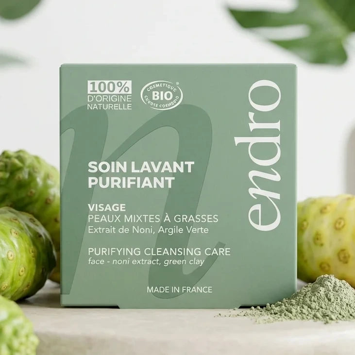 Soin lavant purifiant Endro noni et argile verte sur surface spa avec fruits et poudre
