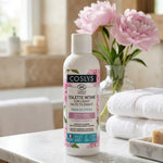 Flacon Coslys soin lavant toilette intime bio 100ml dans salle de bain spa avec fleurs et marbre
