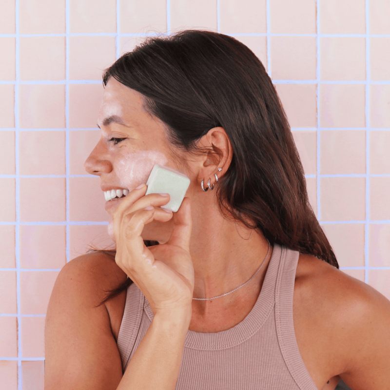 Application du Soin lavant visage exfoliant Face Scrub de la marque Lamazuna sur le visage d'une femme