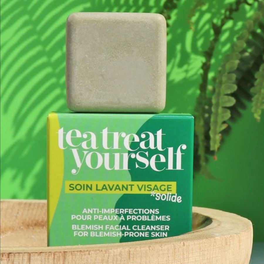 Soin lavant visage solide Tea Treat Yourself anti-imperfections pour peaux à problèmes de la marque Lamazuna, posé sur un support en bois