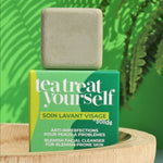 Soin lavant visage solide Tea Treat Yourself anti-imperfections pour peaux à problèmes de la marque Lamazuna, posé sur un support en bois