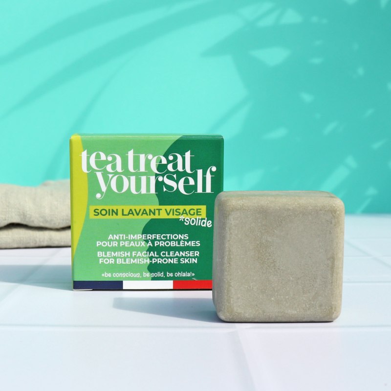 Soin lavant visage solide Tea Treat Yourself anti-imperfections pour peaux à problèmes, de la marque Lamazuna avec un fond bleu
