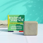 Soin lavant visage solide Tea Treat Yourself anti-imperfections pour peaux à problèmes, de la marque Lamazuna avec un fond bleu
