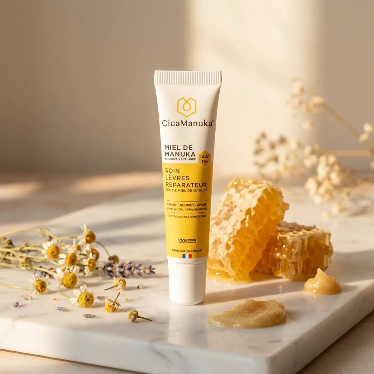 Soin lèvres CicaManuka au miel de manuka IAA15+ réparateur 15ml sur marbre blanc