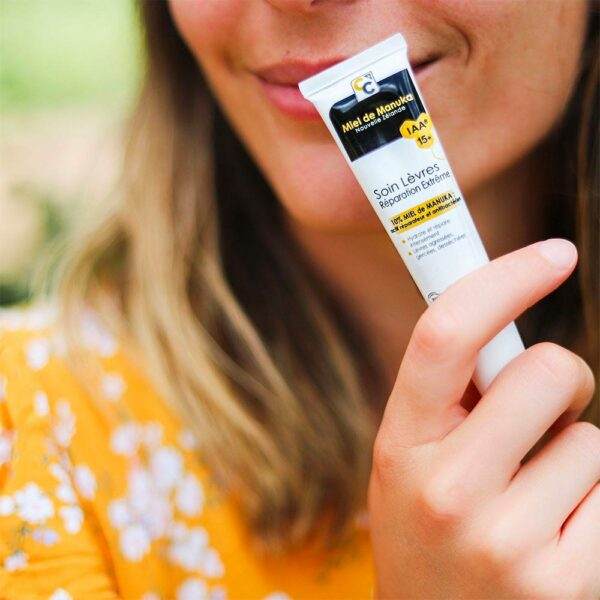 Un  soin lèvres réparation extrême bio au miel de Manuka Iaa 15+ de 15 ml de la marque Comptoirs et compagnies tenu en main