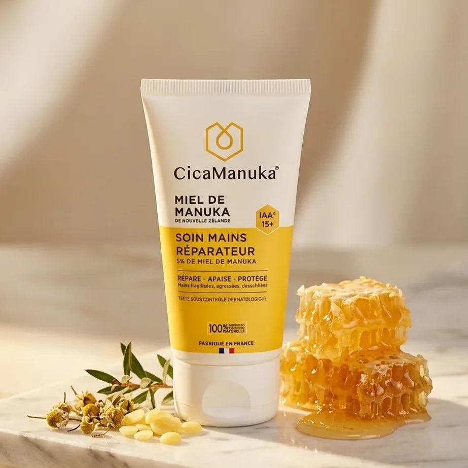 Soin mains réparateur CicaManuka miel de manuka iaa15+ 50ml sur marbre avec miel frais