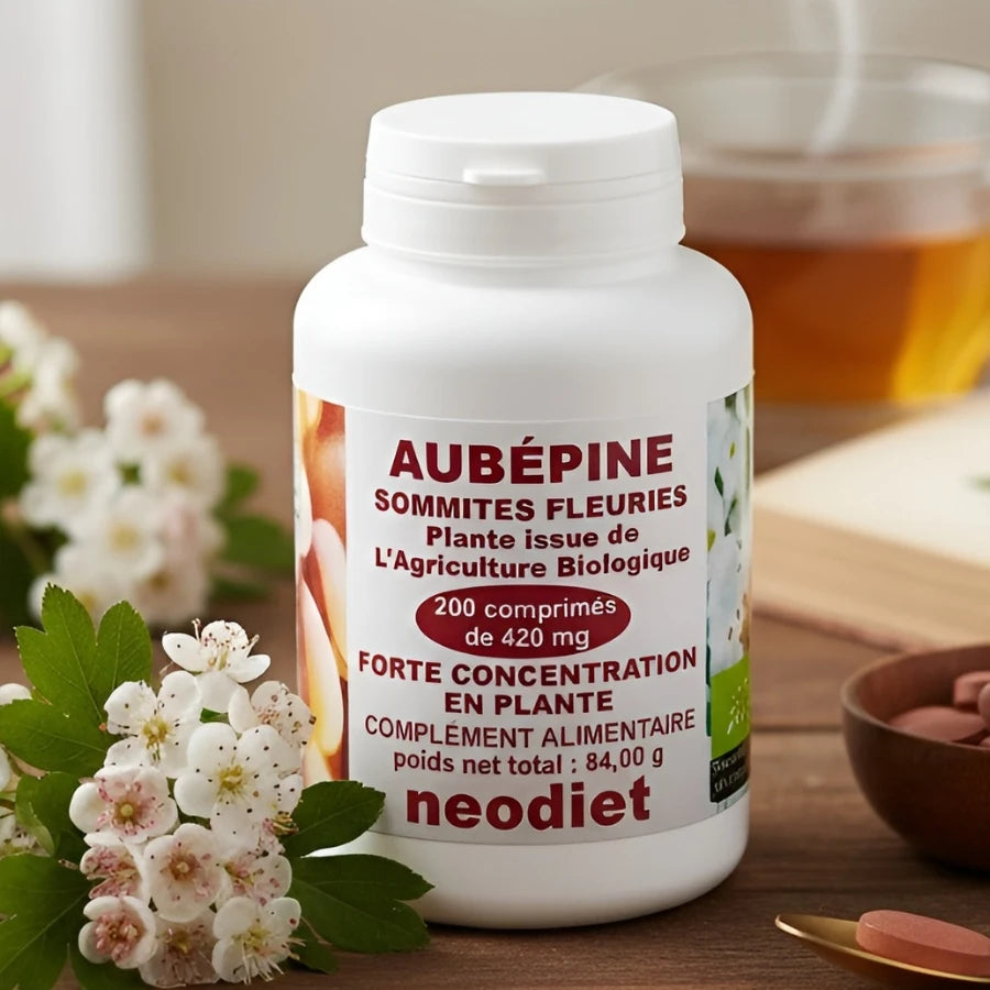 Un flacon de 'Sommités fleuries d'Aubépine' de Neodiet posé sur une surface en bois clair, avec des branches d'aubépine fleuries à côté.