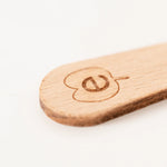 Le logo endro sur une spatule en bois