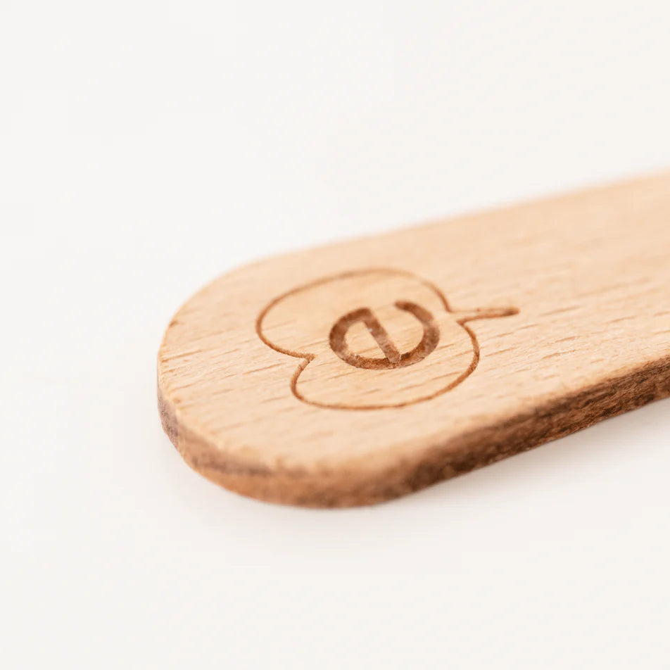 Le logo endro sur une spatule en bois