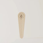 Une spatule en bois de la marque Endro