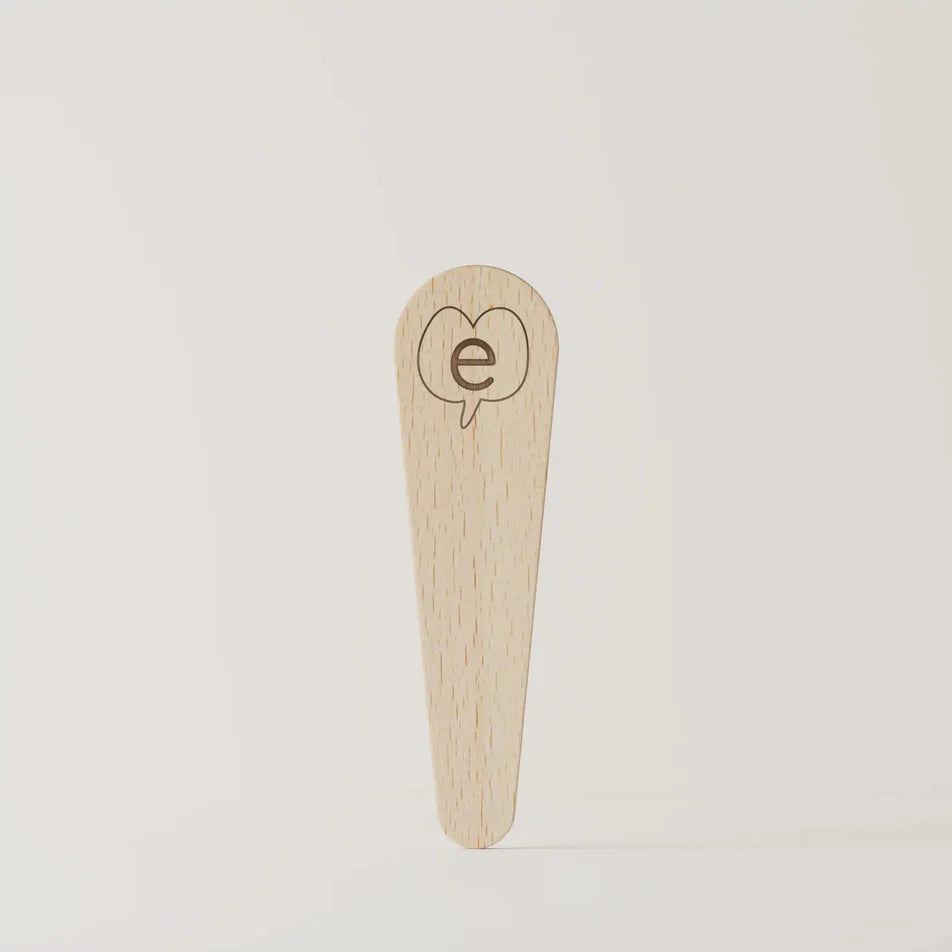 Une spatule en bois de la marque Endro