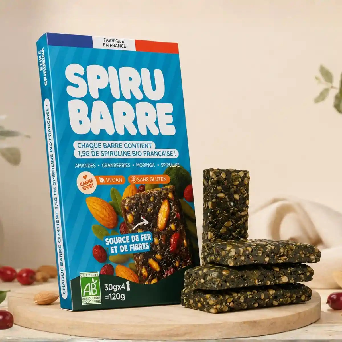 Spirubarre boîte de 4 barres énergétiques à la spiruline bio avec certification AB, posée sur un joli plateau en bois