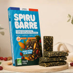 Spirubarre boîte de 4 barres énergétiques à la spiruline bio avec certification AB, posée sur un joli plateau en bois