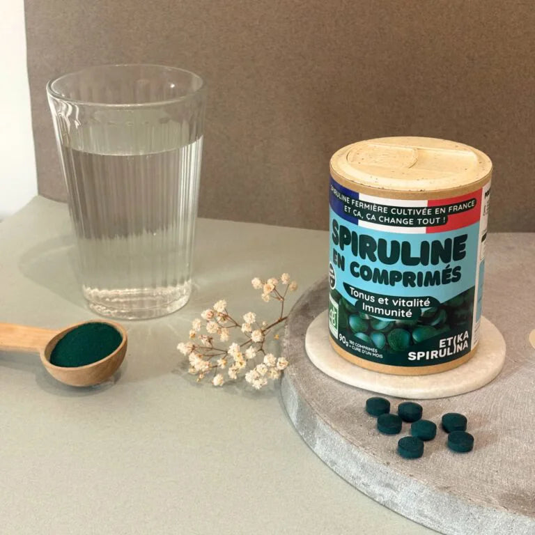 Photo d'ambiance d'une boite de Spiruline bio de 90 comprimés (origine France) Etika Spirulina