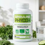 Spiruline Bio Phyco+ 500 comprimés avec légumes verts et eau pure sur fond blanc