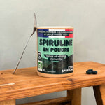 Photo d'ambiance d'une boite de Spiruline bio en poudre (origine France) de 90 g de Etika Spirulina