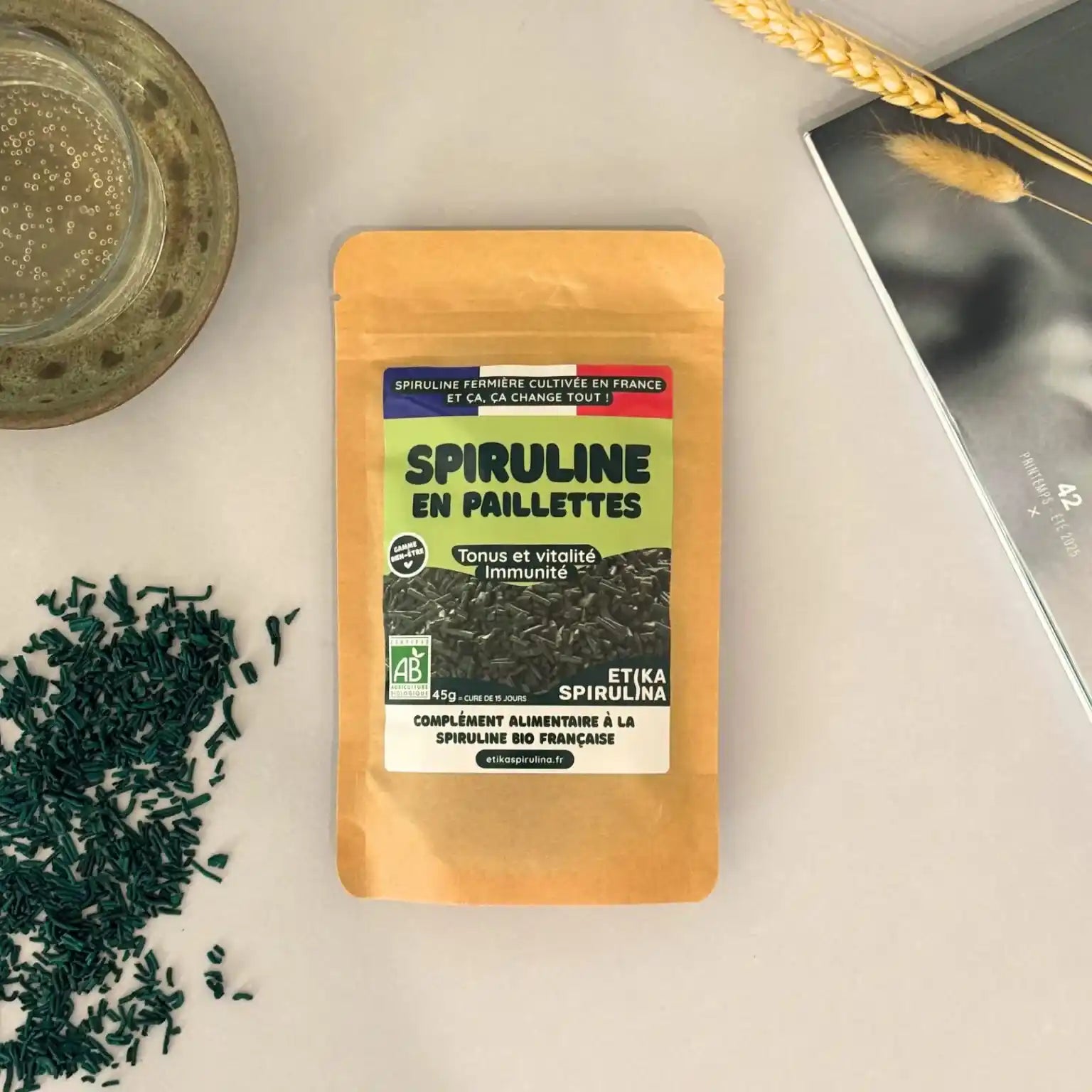 Photo d'ambiance d'un sachet de Spiruline en paillettes bio & française de 45g Etika Spirulina