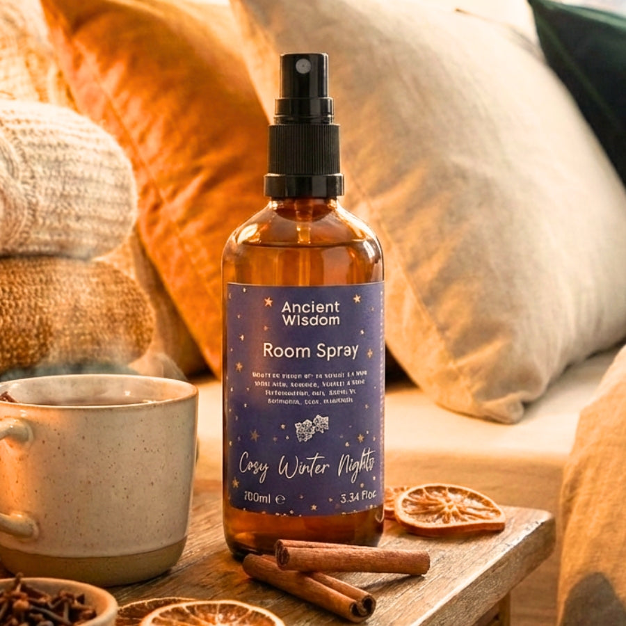un spray d'ambiance brume d'oreiller ancient de la marque ancient wisdom parfum cosy winter nights avec une tasse de thé et des épices