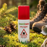 Spray anti-tiques Insectcare 50ml sur fond nature avec branches de pin et équipement de randonnée outdoor