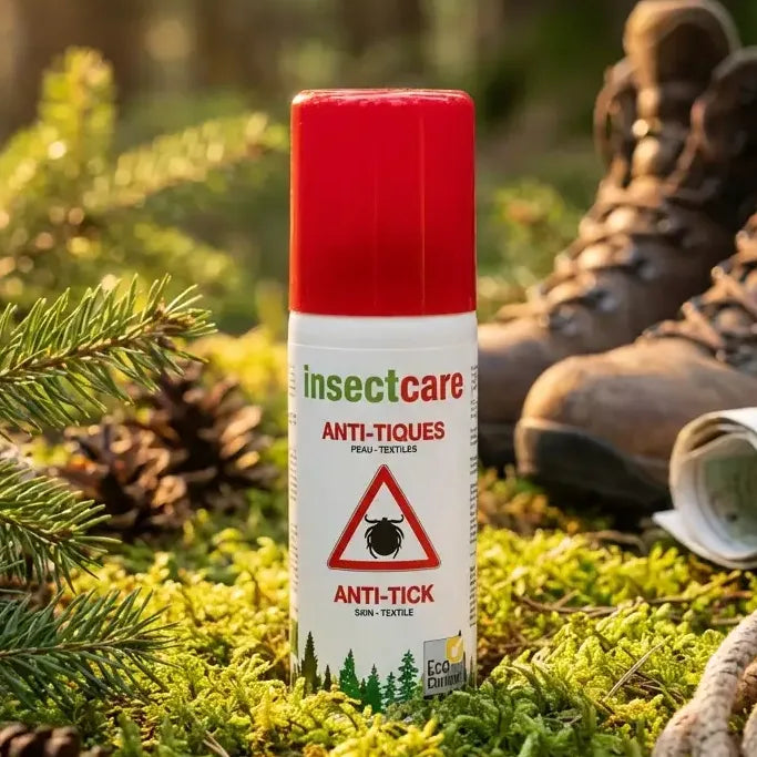 Spray anti-tiques Insectcare 50ml sur fond nature avec branches de pin et équipement de randonnée outdoor