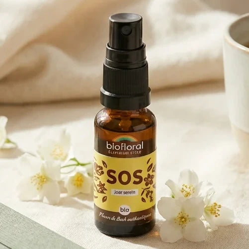 Spray Bio SOS Jour Serein Biofloral 20ml entouré de fleurs blanches et objets bien-être