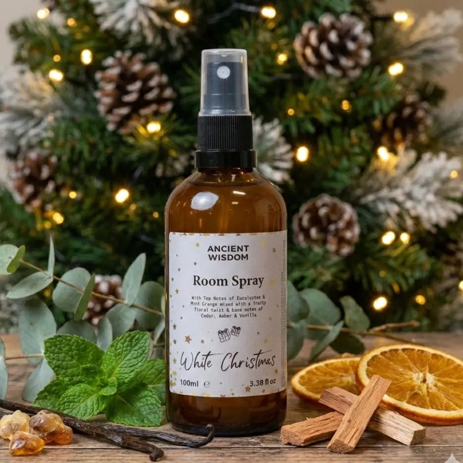Un spray d'ambiance de la marque ancient wisdom matin blanc devant un sapin de noël